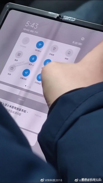 В китайском метро засветился складной Xiaomi