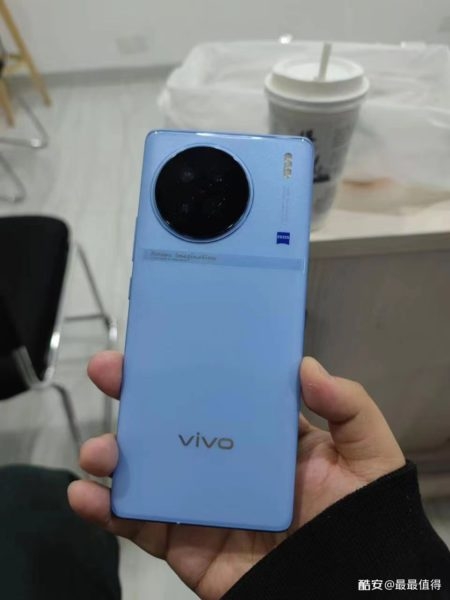 Первые живые фото и пресс-рендеры базового Vivo X90