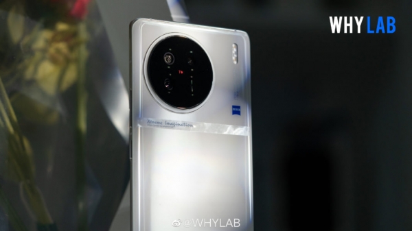 Белый Vivo X90 во всей красе на фото