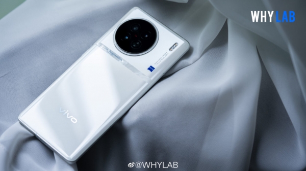 Белый Vivo X90 во всей красе на фото