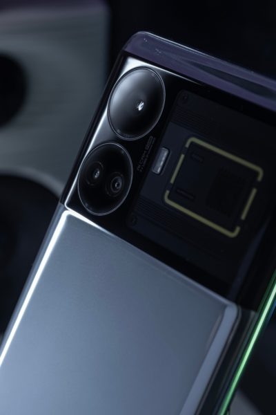 Realme GT 5 в двух расцветках на студийных фотографиях