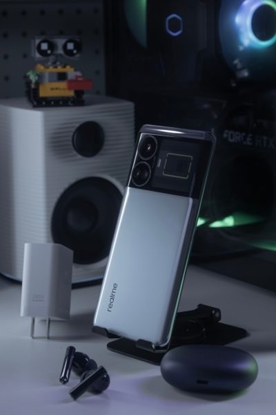 Realme GT 5 в двух расцветках на студийных фотографиях