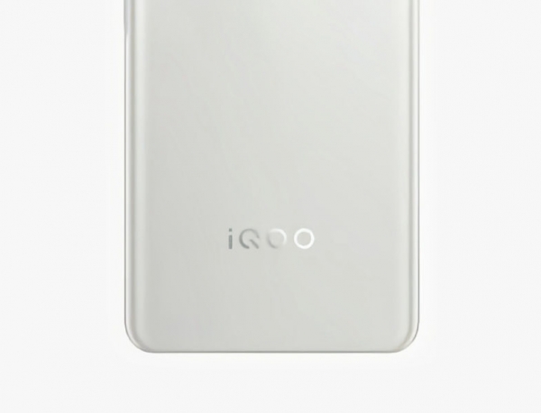 Финальные подробности про iQOO 12: крутая вибрация, металл и даунгрейд экрана