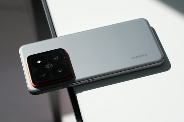 Титановый Xiaomi 14 Pro показался на живых фото
