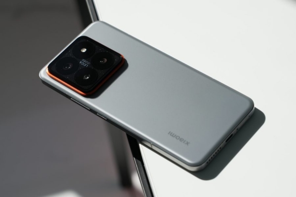 Титановый Xiaomi 14 Pro показался на живых фото